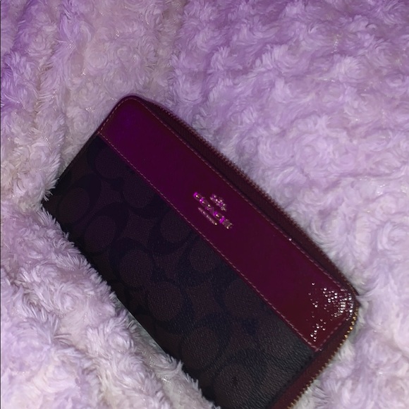 **100% AUTHENTIC** Red acordian zip Coach wallet - Picture 1 of 7